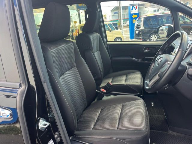 TOYOTA VOXY HYBRID 2019