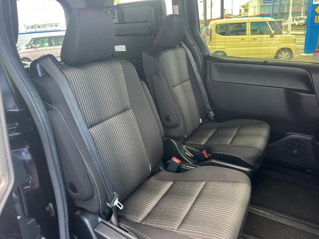 TOYOTA VOXY HYBRID 2019