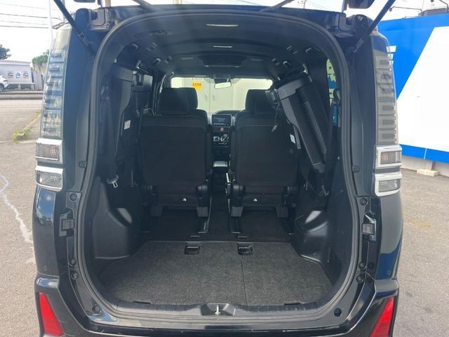 TOYOTA VOXY HYBRID 2019