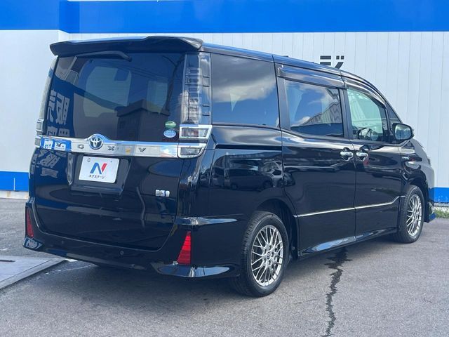 TOYOTA VOXY HYBRID 2019