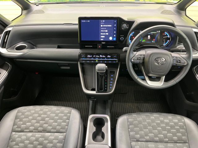 TOYOTA VOXY HYBRID 2023