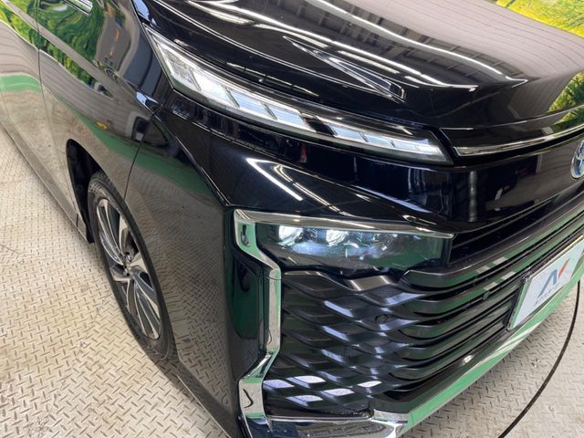 TOYOTA VOXY HYBRID 2023