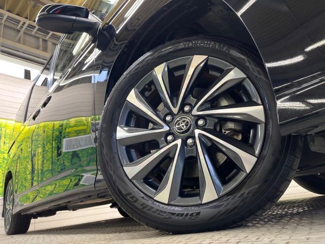 TOYOTA VOXY HYBRID 2023