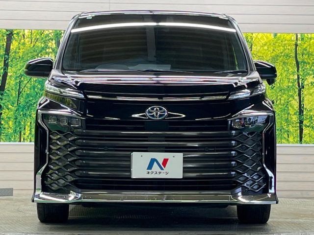 TOYOTA VOXY HYBRID 2023