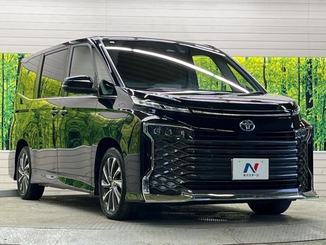 TOYOTA VOXY HYBRID 2023