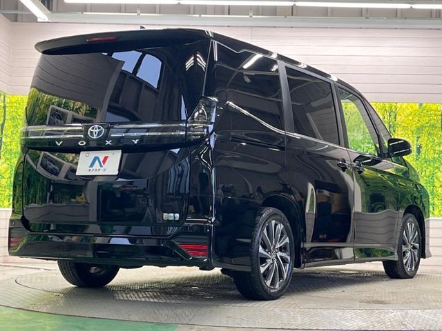 TOYOTA VOXY HYBRID 2023