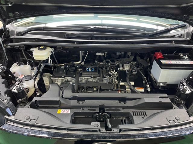 TOYOTA VOXY HYBRID 2023