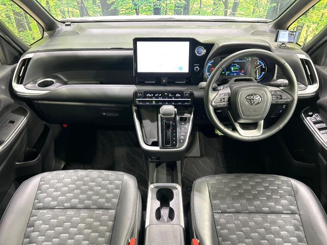 TOYOTA VOXY HYBRID 2023