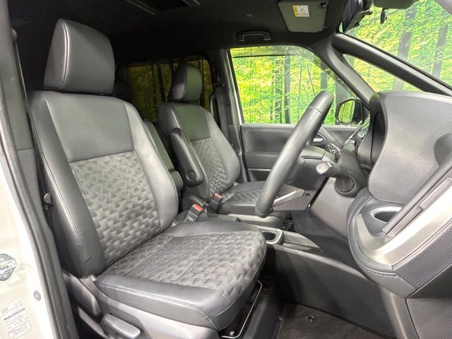 TOYOTA VOXY HYBRID 2023