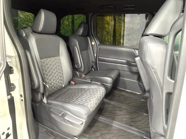 TOYOTA VOXY HYBRID 2023