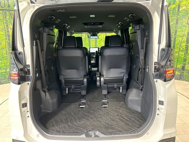 TOYOTA VOXY HYBRID 2023