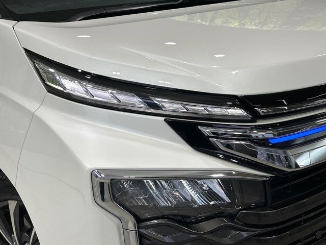 TOYOTA VOXY HYBRID 2023