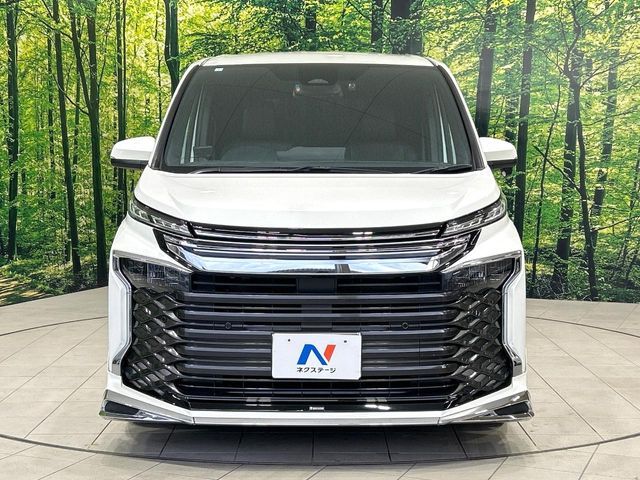 TOYOTA VOXY HYBRID 2023