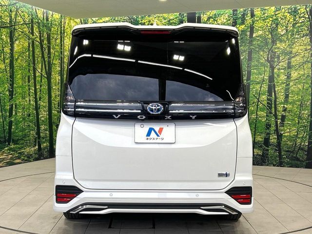 TOYOTA VOXY HYBRID 2023