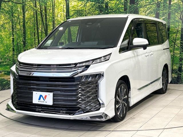 TOYOTA VOXY HYBRID 2023