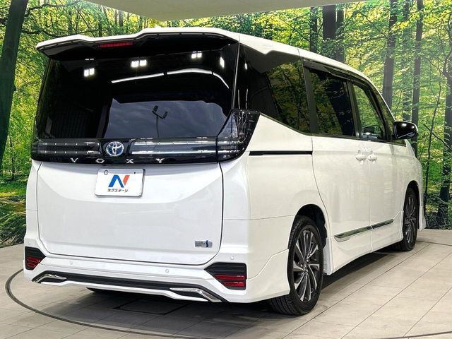 TOYOTA VOXY HYBRID 2023