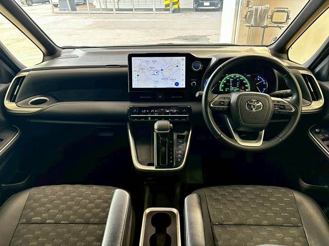 TOYOTA VOXY HYBRID 2022