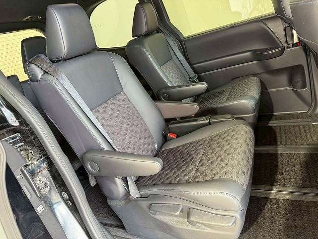 TOYOTA VOXY HYBRID 2022