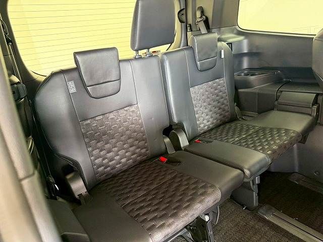 TOYOTA VOXY HYBRID 2022