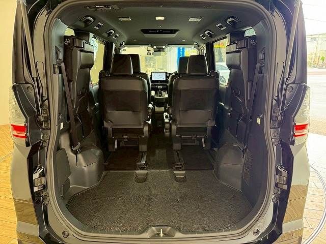 TOYOTA VOXY HYBRID 2022