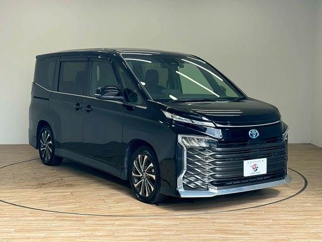 TOYOTA VOXY HYBRID 2022