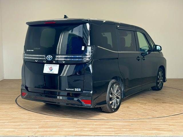 TOYOTA VOXY HYBRID 2022