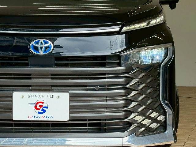 TOYOTA VOXY HYBRID 2022