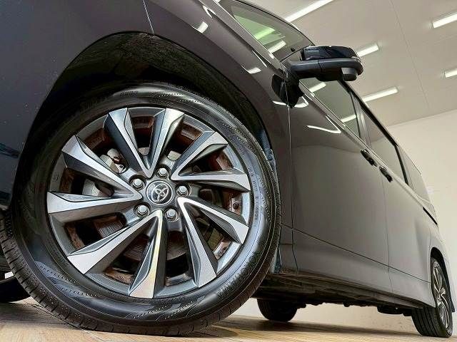 TOYOTA VOXY HYBRID 2022