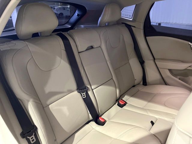 VOLVO VOLVO V40 2017