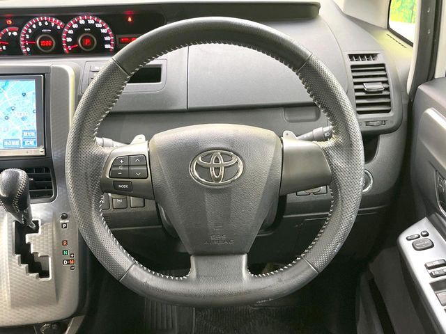TOYOTA VOXY 2013