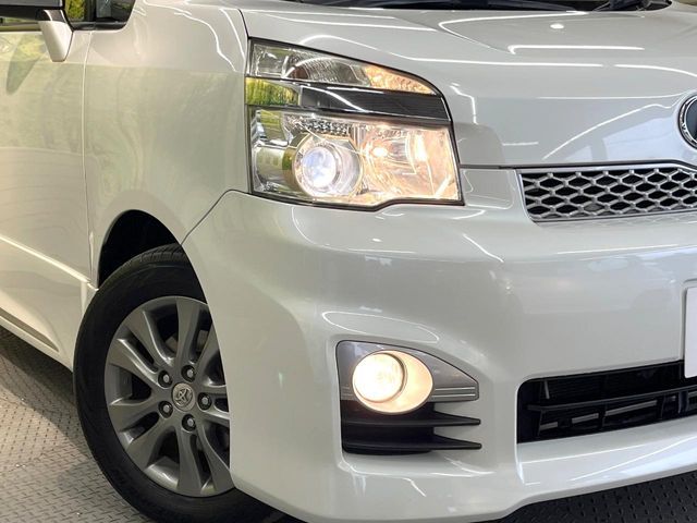 TOYOTA VOXY 2013