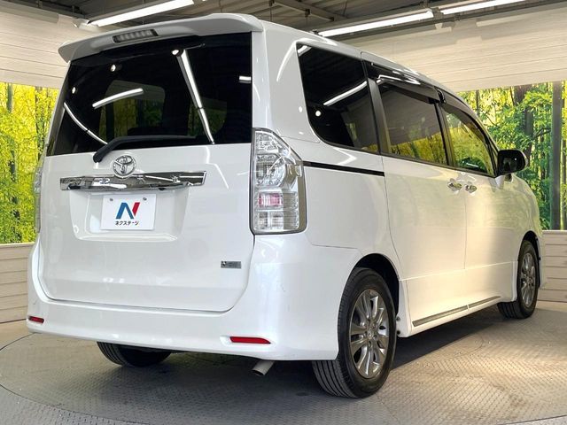 TOYOTA VOXY 2013