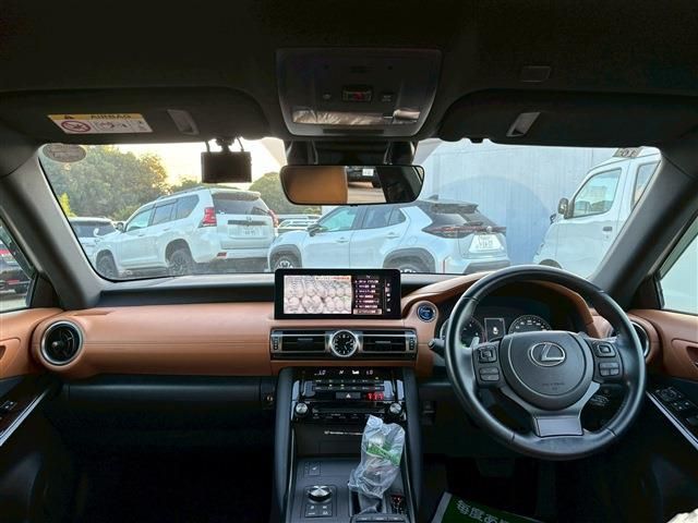 TOYOTA LEXUS IS300h 2021