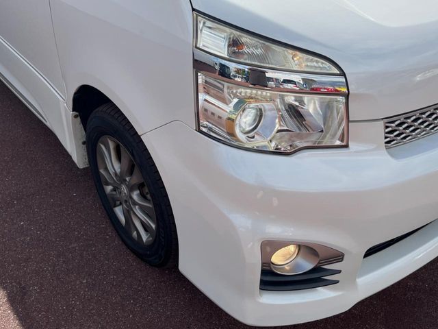 TOYOTA VOXY 2013