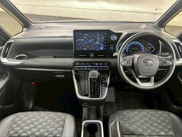 TOYOTA VOXY HYBRID 2022