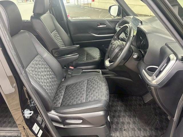 TOYOTA VOXY HYBRID 2022