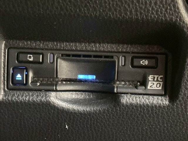 TOYOTA VOXY HYBRID 2022