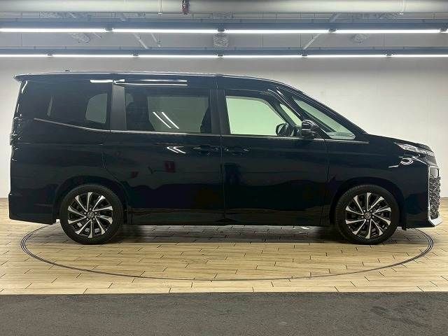 TOYOTA VOXY HYBRID 2022