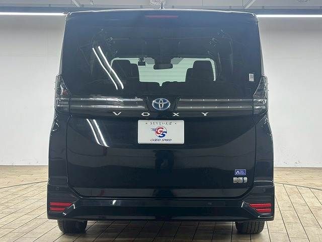 TOYOTA VOXY HYBRID 2022