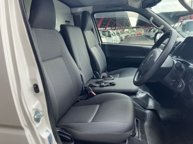 TOYOTA HIACE van 4WD 2017