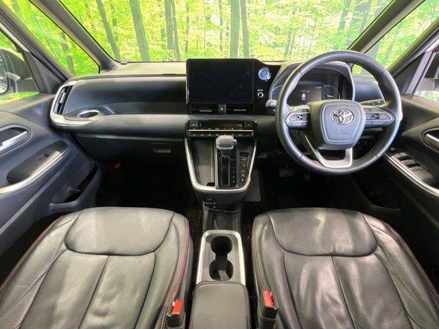 TOYOTA VOXY HYBRID 2023