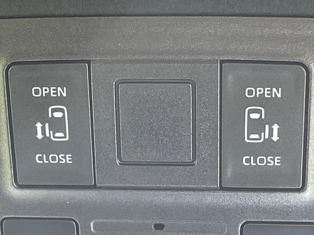 TOYOTA VOXY HYBRID 2023