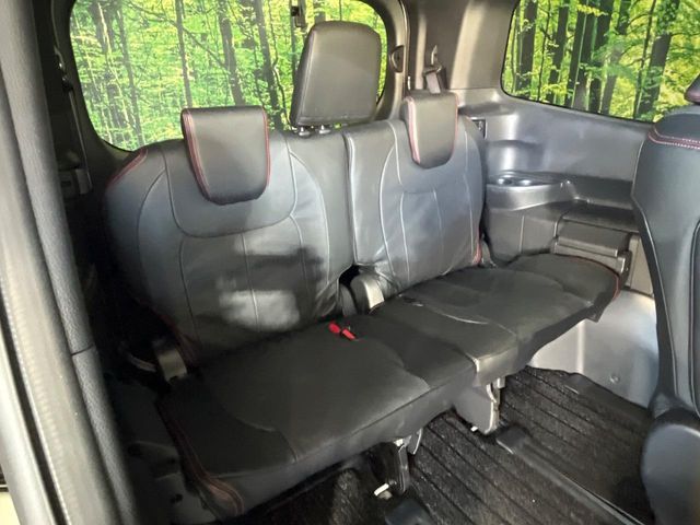 TOYOTA VOXY HYBRID 2023