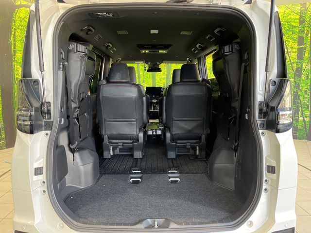 TOYOTA VOXY HYBRID 2023