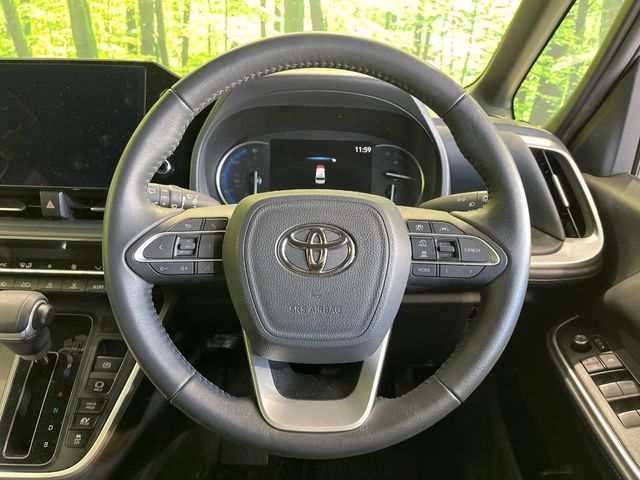 TOYOTA VOXY HYBRID 2023