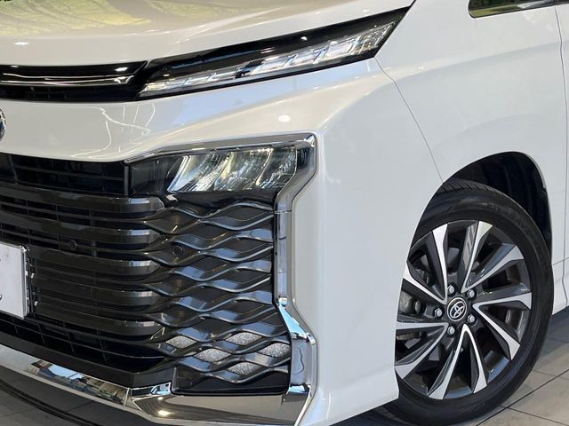 TOYOTA VOXY HYBRID 2023