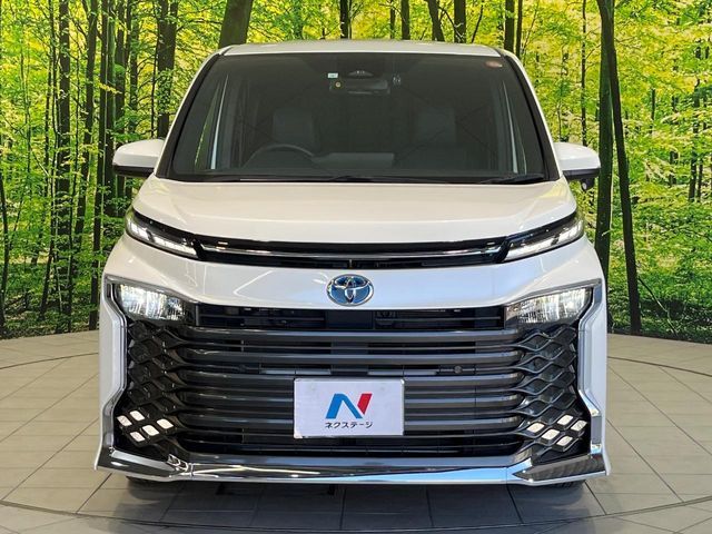 TOYOTA VOXY HYBRID 2023