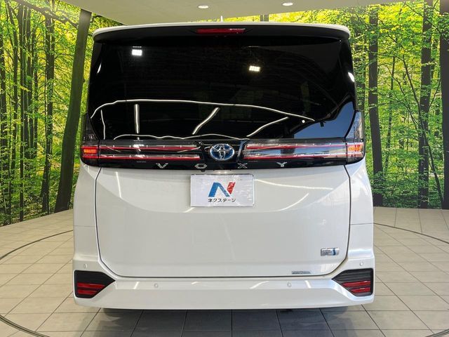 TOYOTA VOXY HYBRID 2023