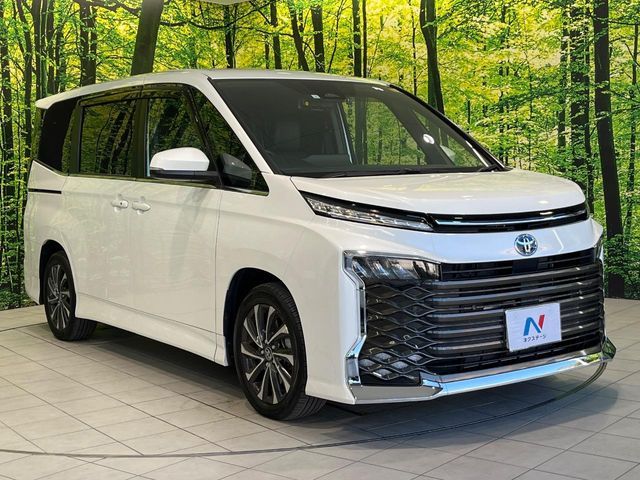 TOYOTA VOXY HYBRID 2023