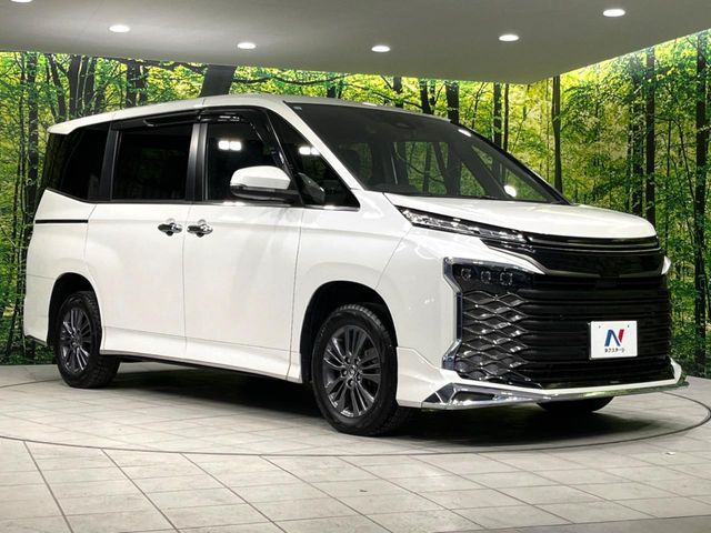 TOYOTA VOXY 4WD 2023